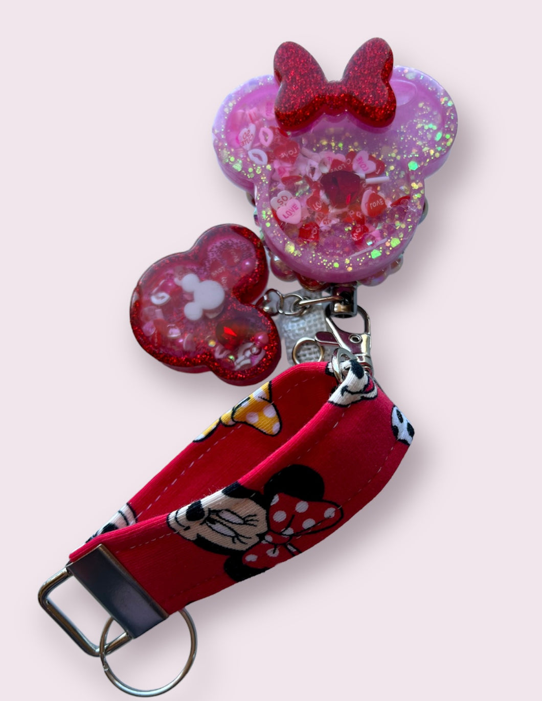 Badge reel shaker