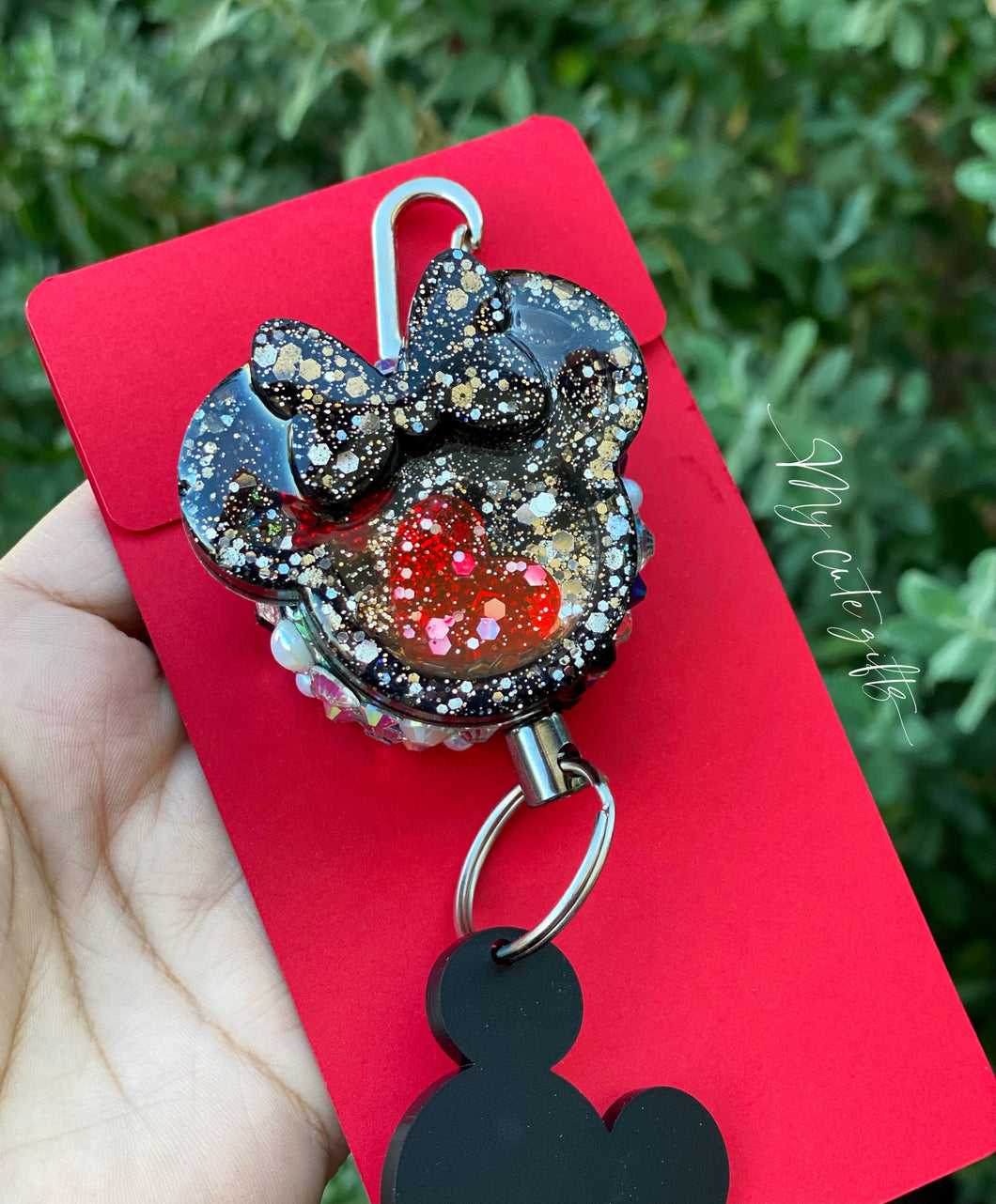 Large shaker badge reel