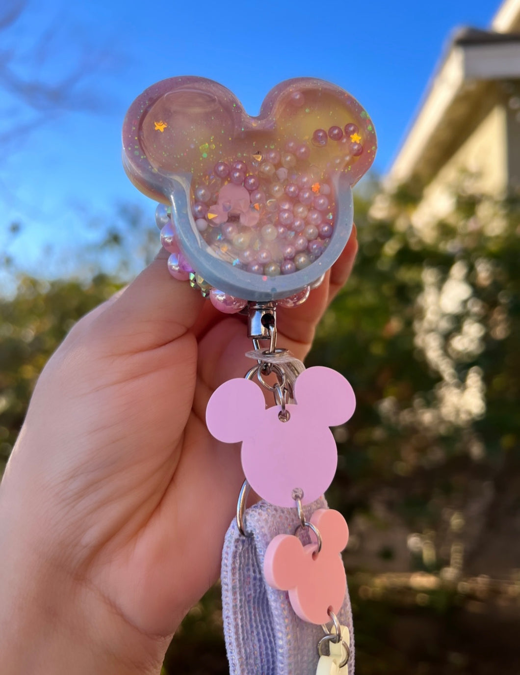 Badge reel shaker