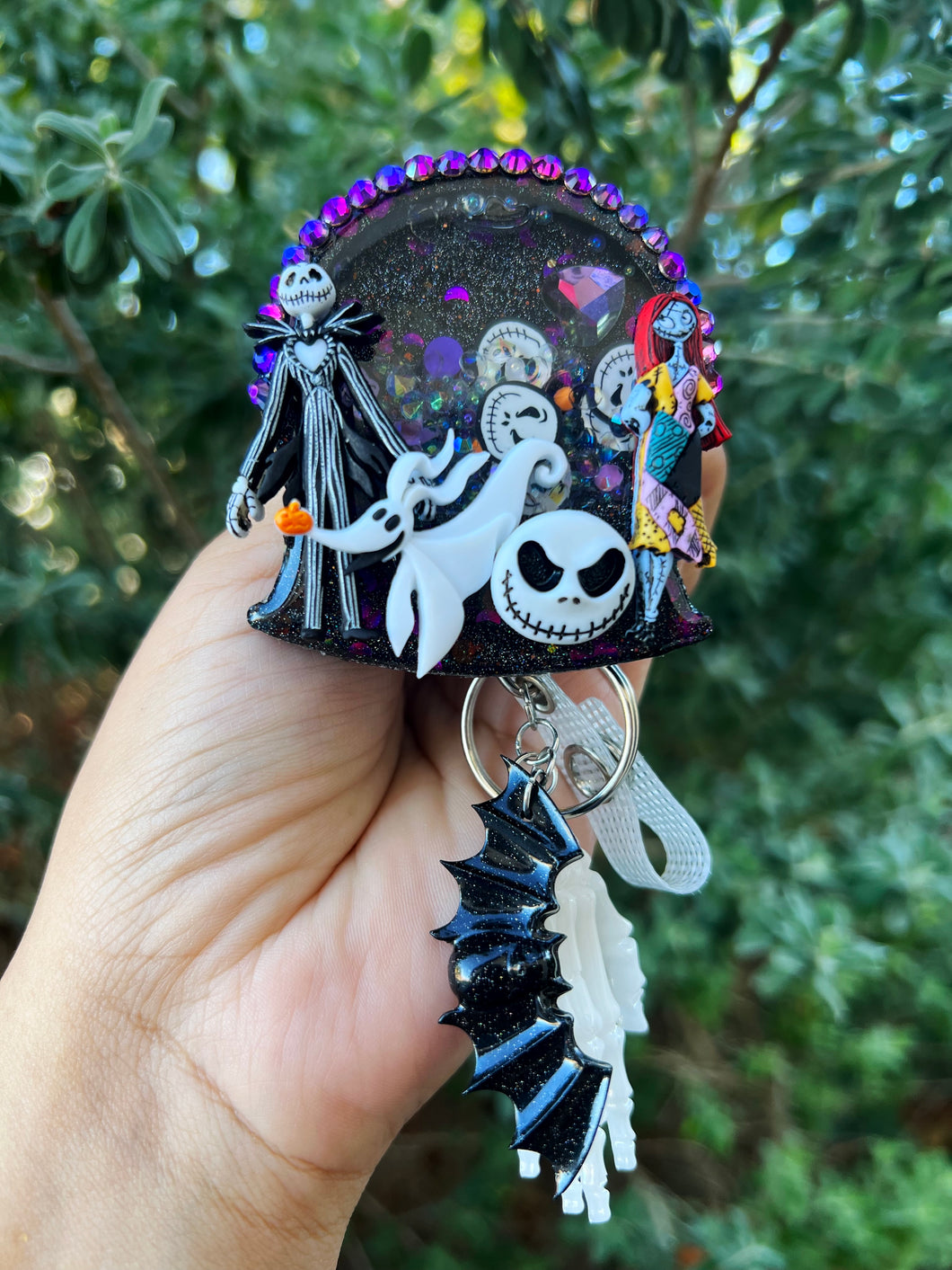 Badge reel shaker