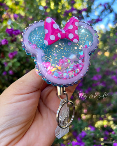 Badge reel shaker