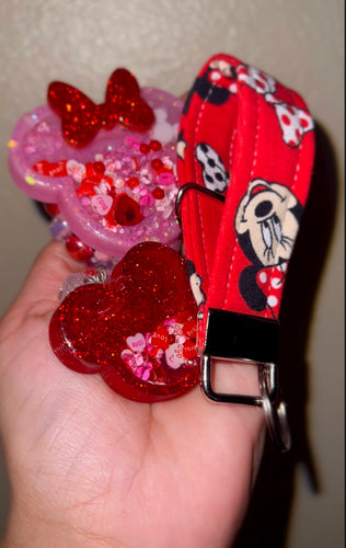 Badge reel shaker