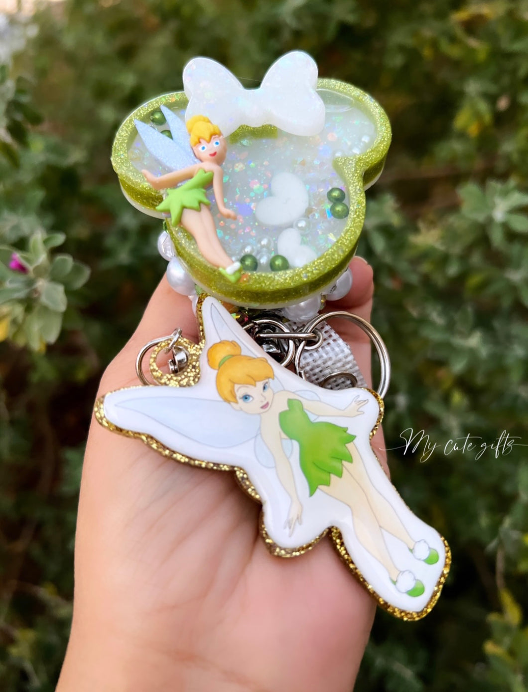 Badge reel shaker